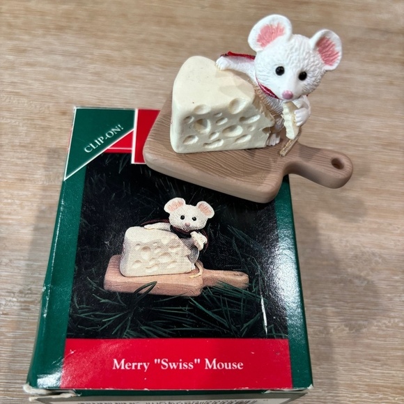 Vintage 1992 Hallmark Keepsake Merry Swiss Mouse Christmas Ornament - Picture 3 of 7